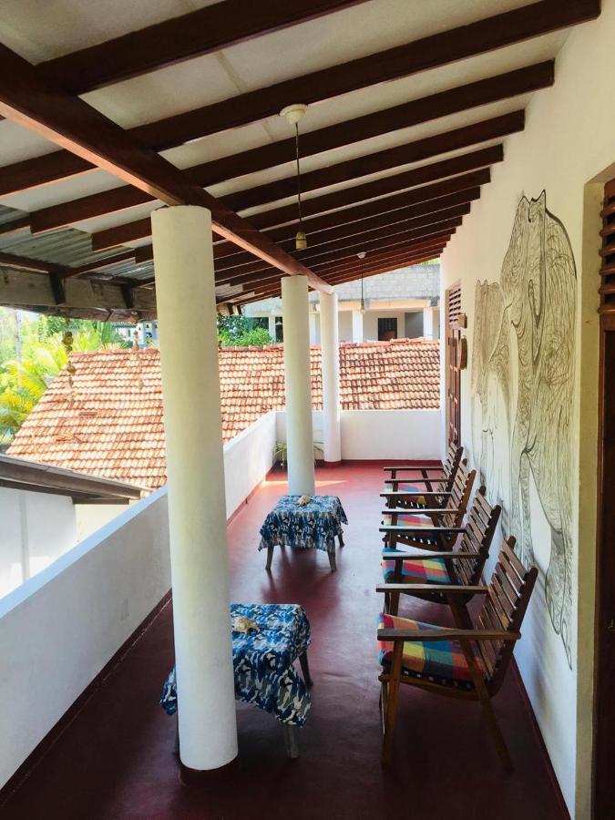 Sunrise Guest House & Restaurant Тангалла Экстерьер фото