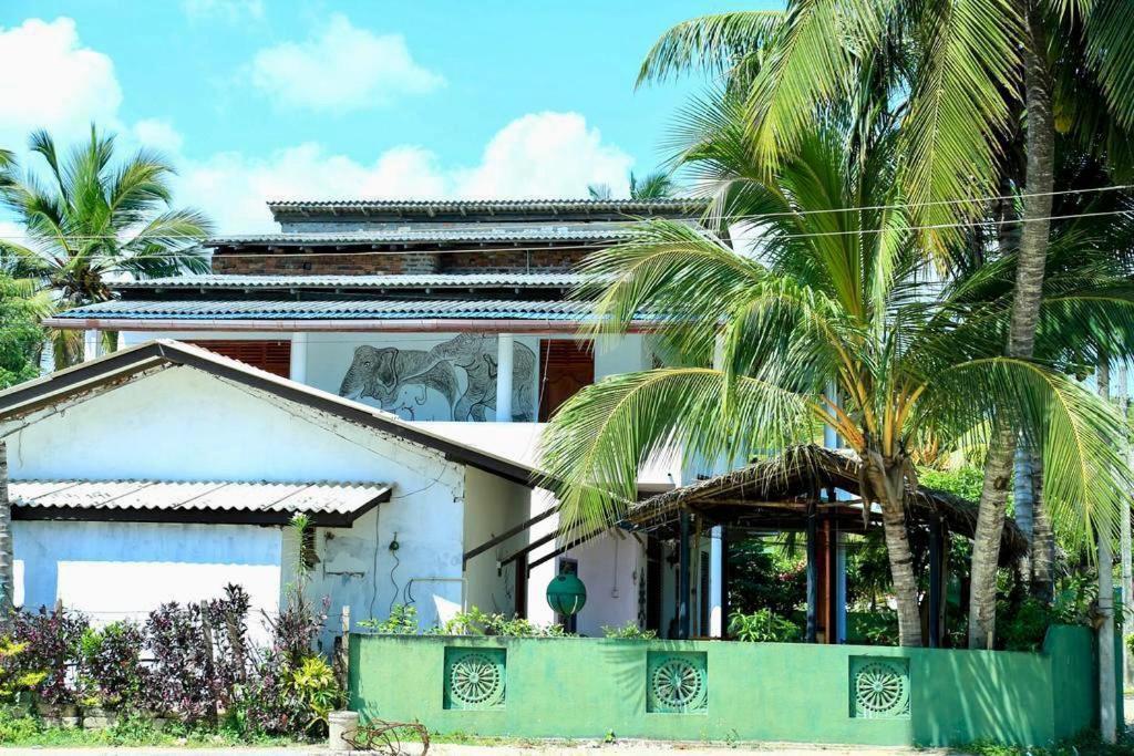 Sunrise Guest House & Restaurant Тангалла Экстерьер фото