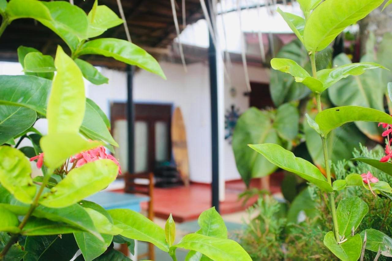 Sunrise Guest House & Restaurant Тангалла Экстерьер фото