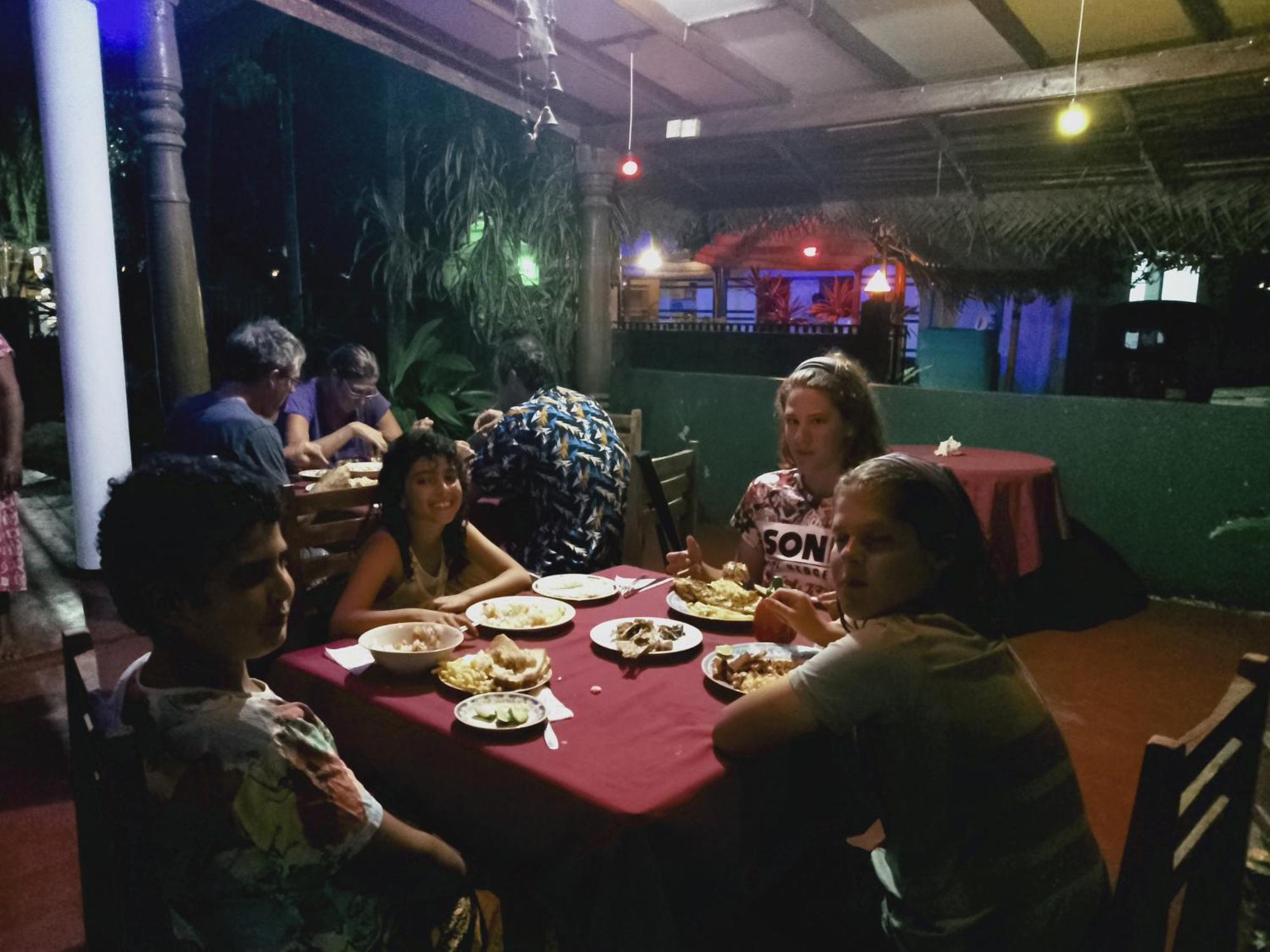 Sunrise Guest House & Restaurant Тангалла Экстерьер фото