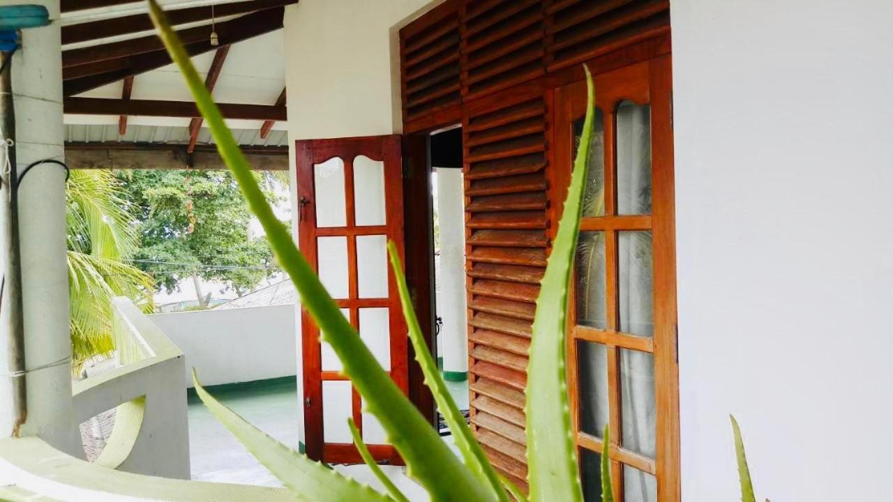Sunrise Guest House & Restaurant Тангалла Экстерьер фото