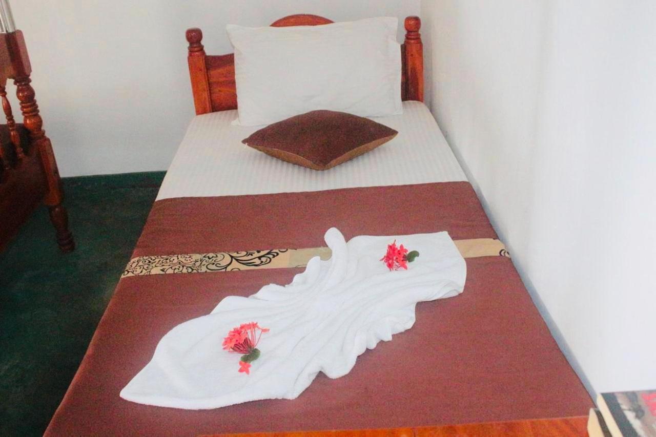 Sunrise Guest House & Restaurant Тангалла Экстерьер фото